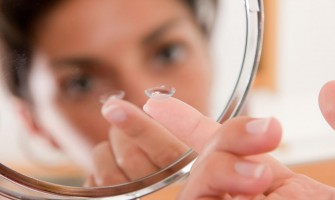 قواعد واحتياطات ارتداء العدسات اللاصقة