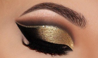 حتى ولو ايدك بترتعش.. تعرفي على طرق وضع مكياج العيون باحترافية