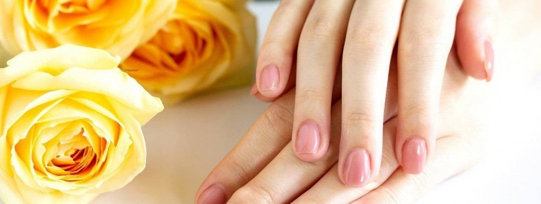 خلطات طبيعية للتخلّص من اصفرار الأظافر
