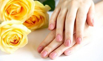 خلطات طبيعية للتخلّص من اصفرار الأظافر